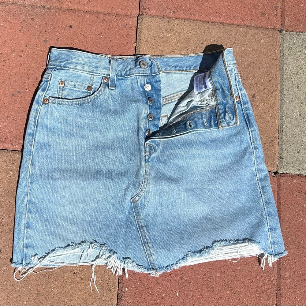 Sz-28-Levi’s 501 button fly distressed denim skirt - Picture 3 of 11